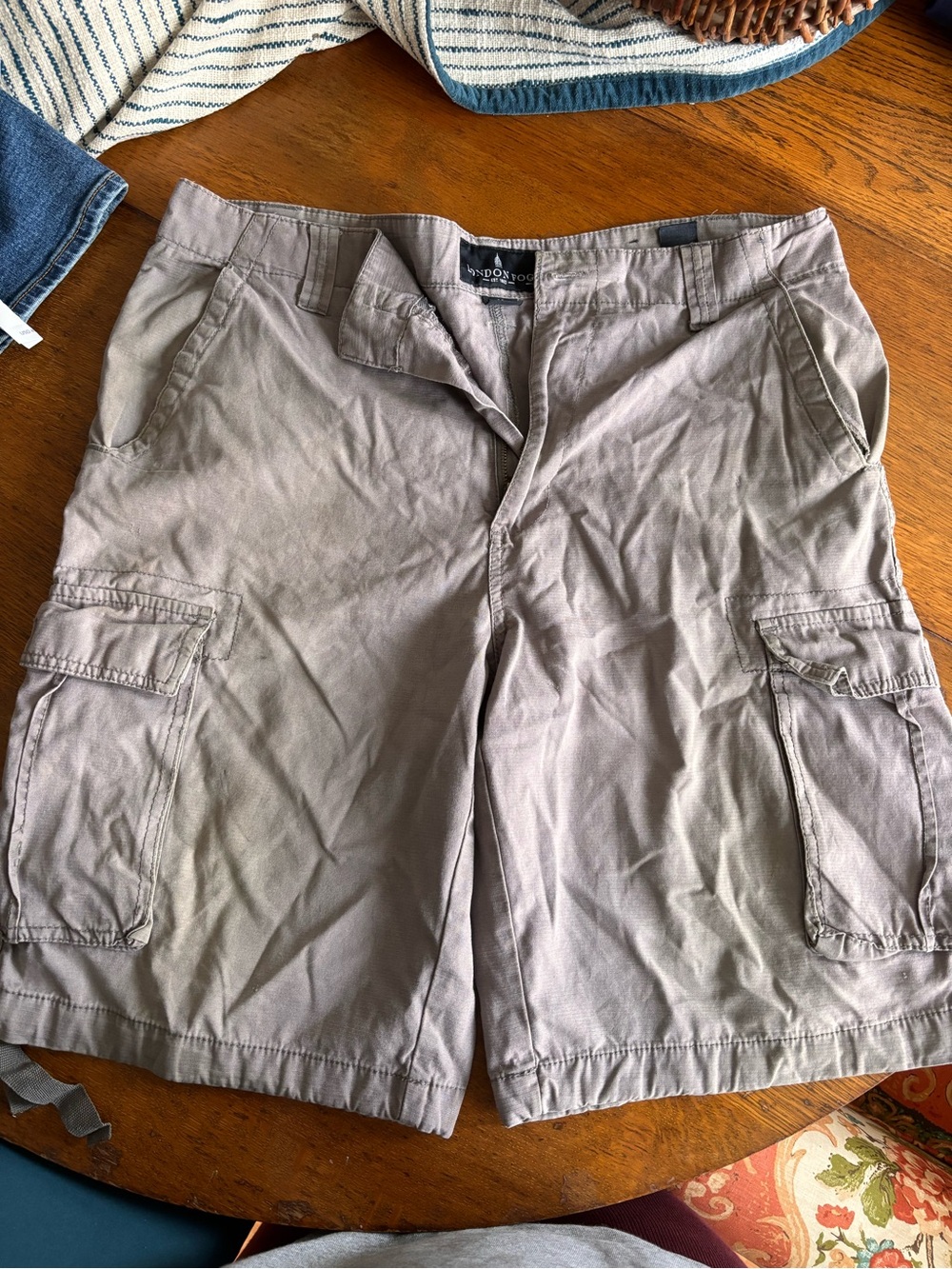 London Fog Men's Cargo Shorts in Light Gray